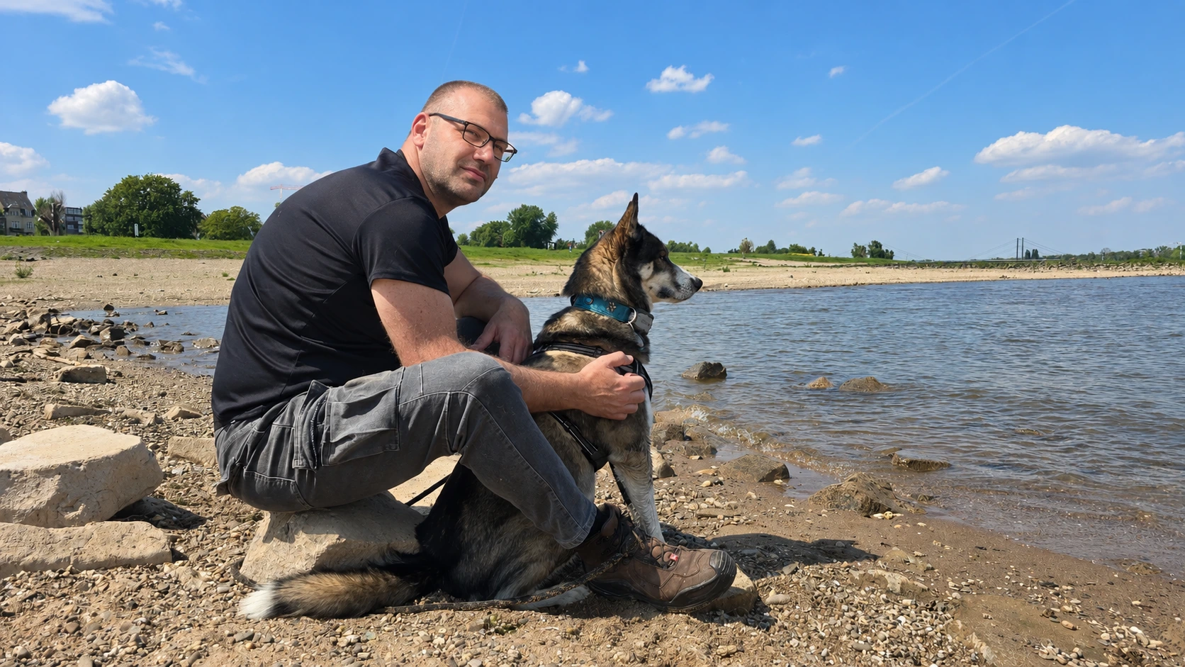 Frank Heisterberg mit seinem Hund Balto am Rhein